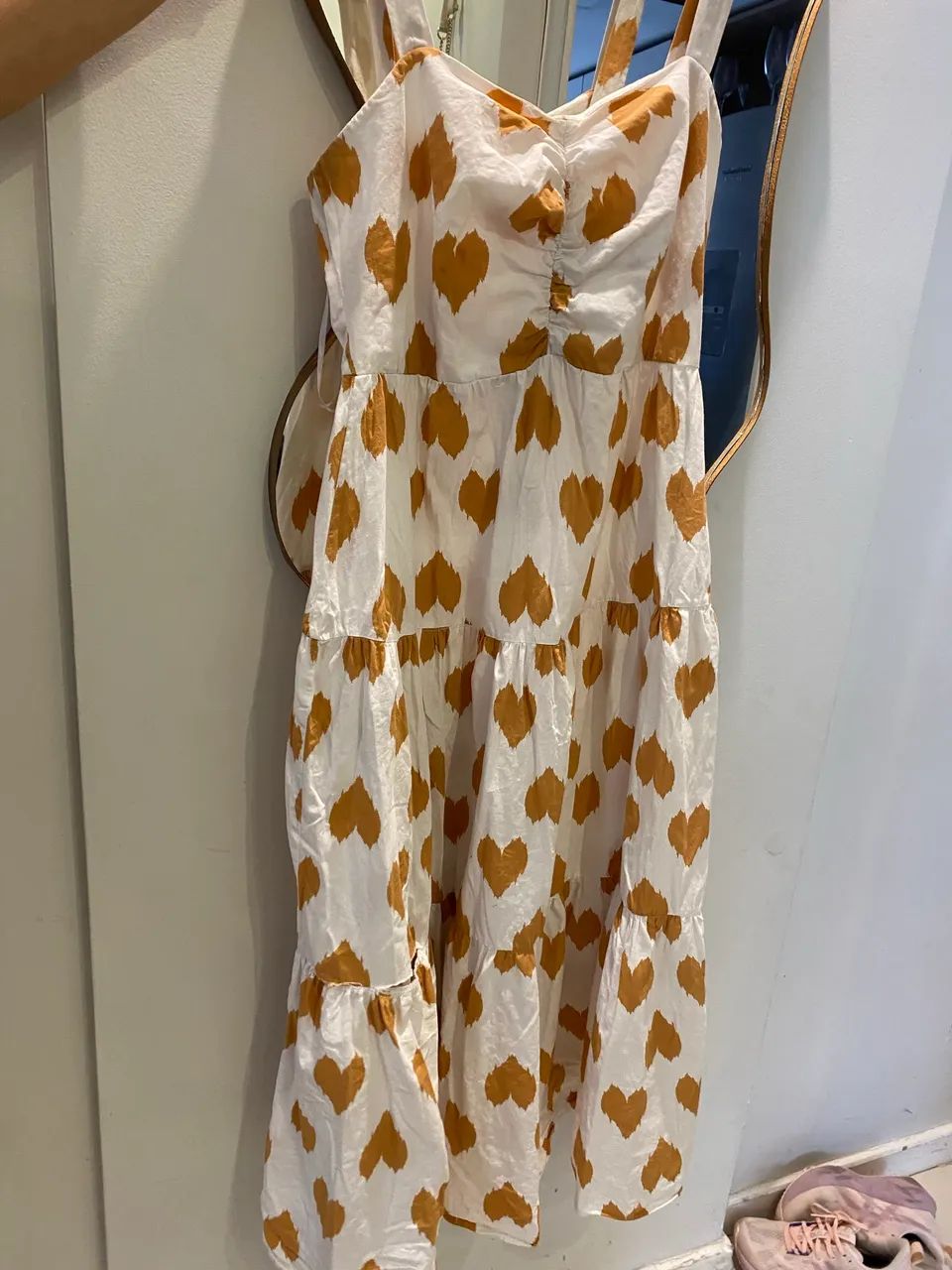 Vestido branco com corações marrons  - Foto 5