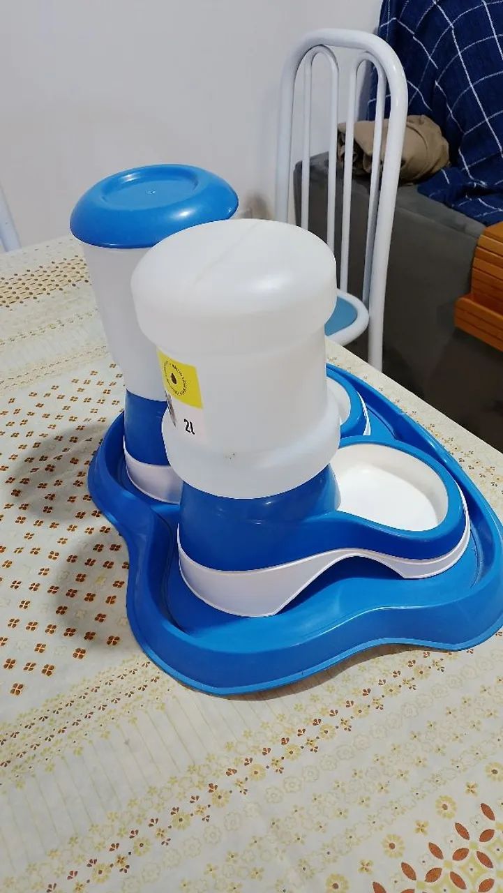 Comedouro e bebedouro automático 