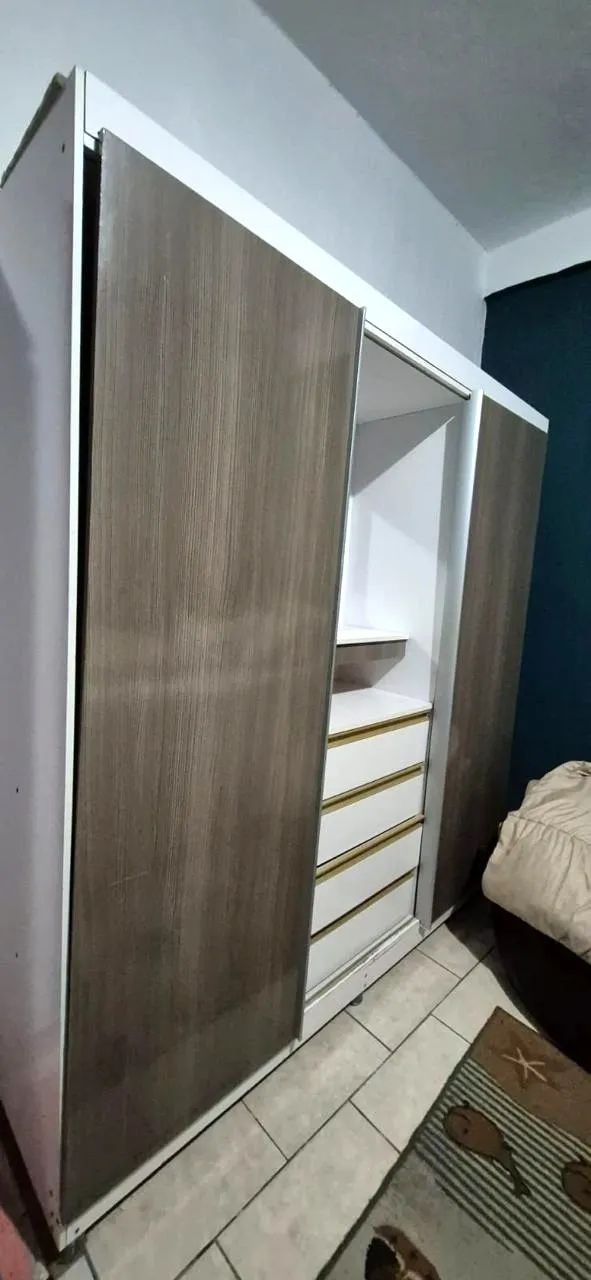 Guarda-roupa com portas de correr, penteadeira com espelho e 4 gavetas - Foto 4