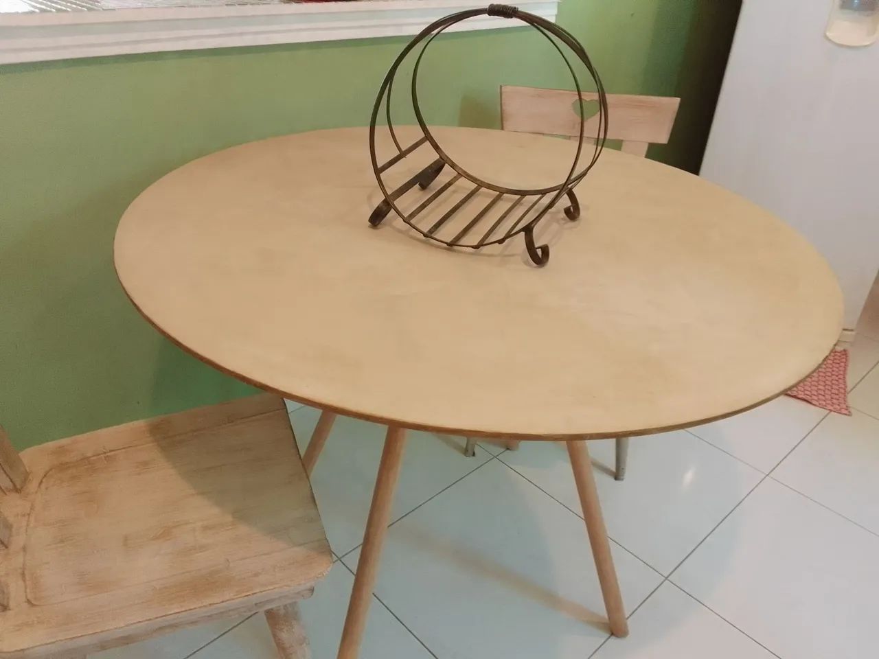 Mesa de jantar  com 2 cadeiras seminova - Foto 5