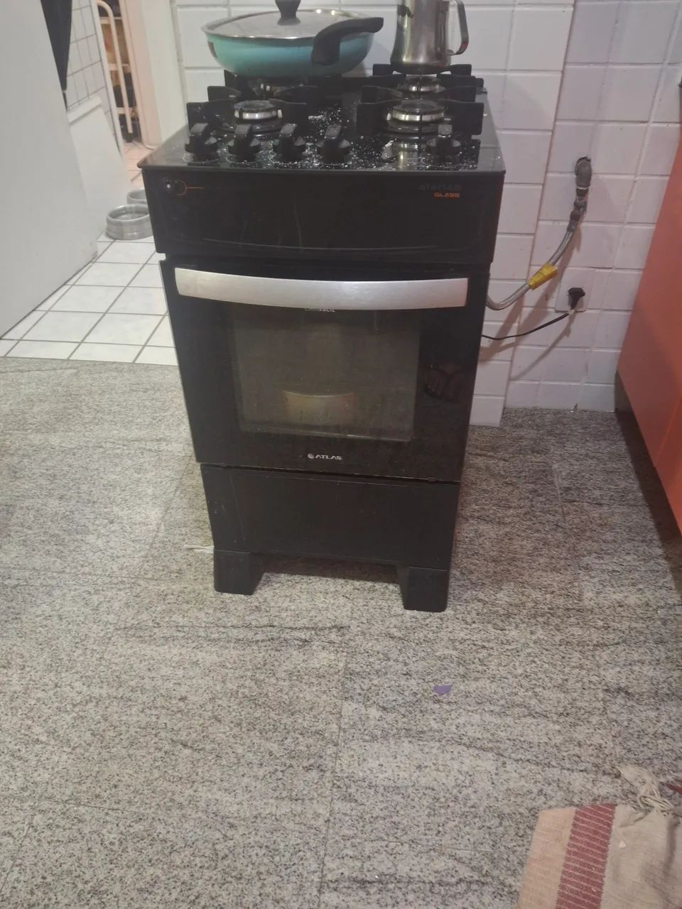 Micro-ondas  e bebedor e forgao 