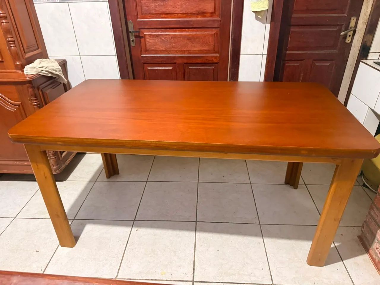 Mesa com dois bancos de madeira maciça - Foto 5