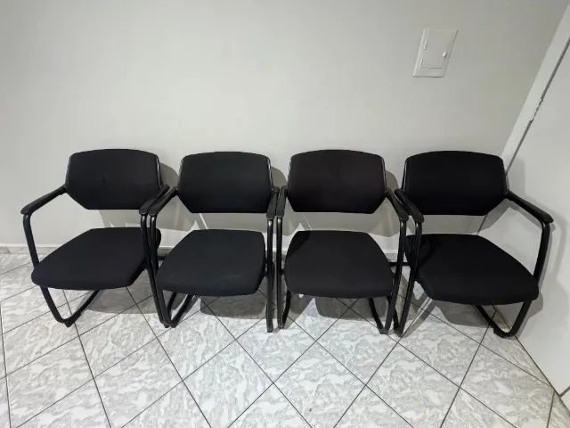 CADEIRAS COM ASSENTOS E ENCOSTO CONFORTAVEIS