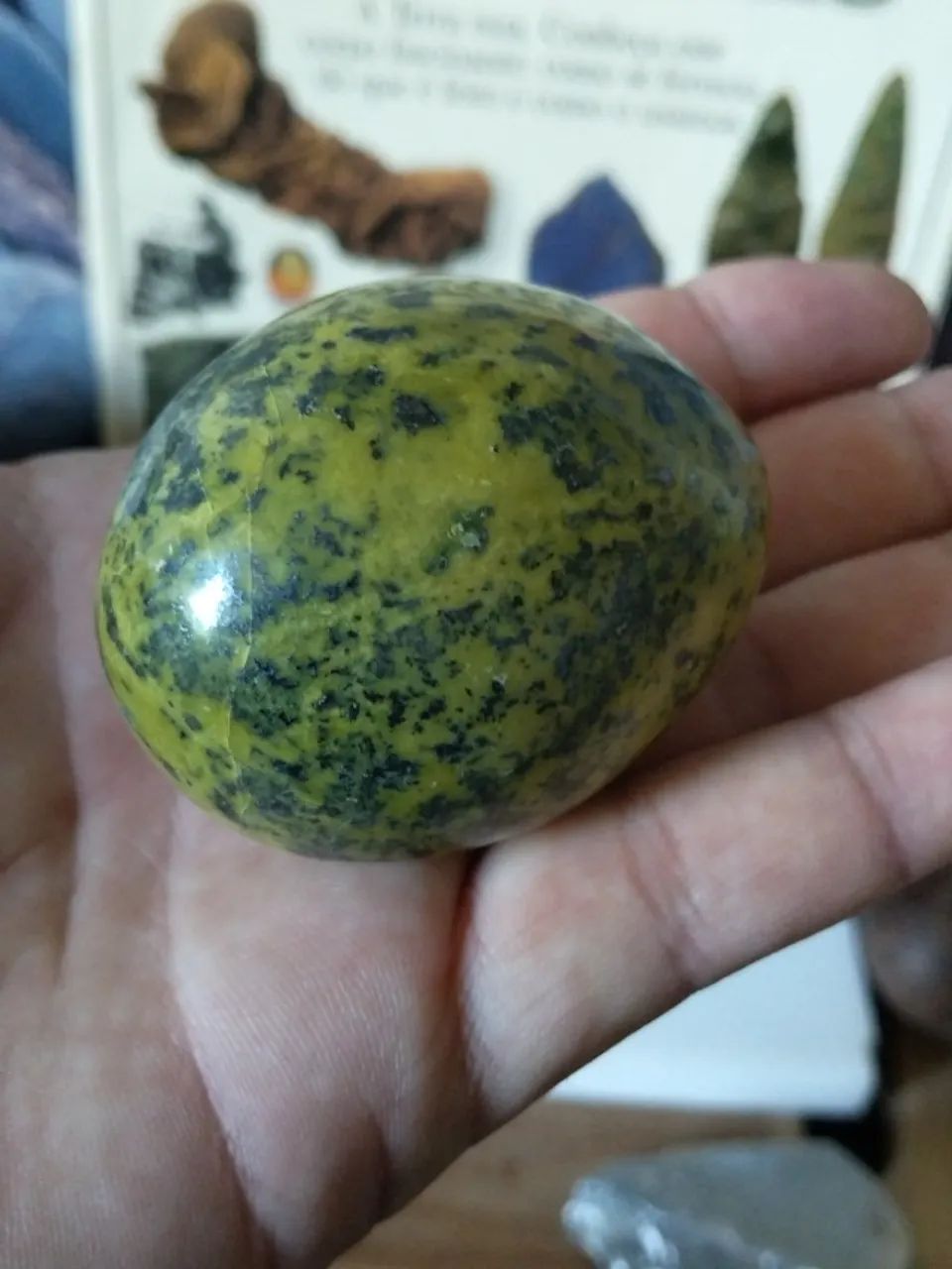Pedra verde peruana polida decorativa 185g  - Foto 4