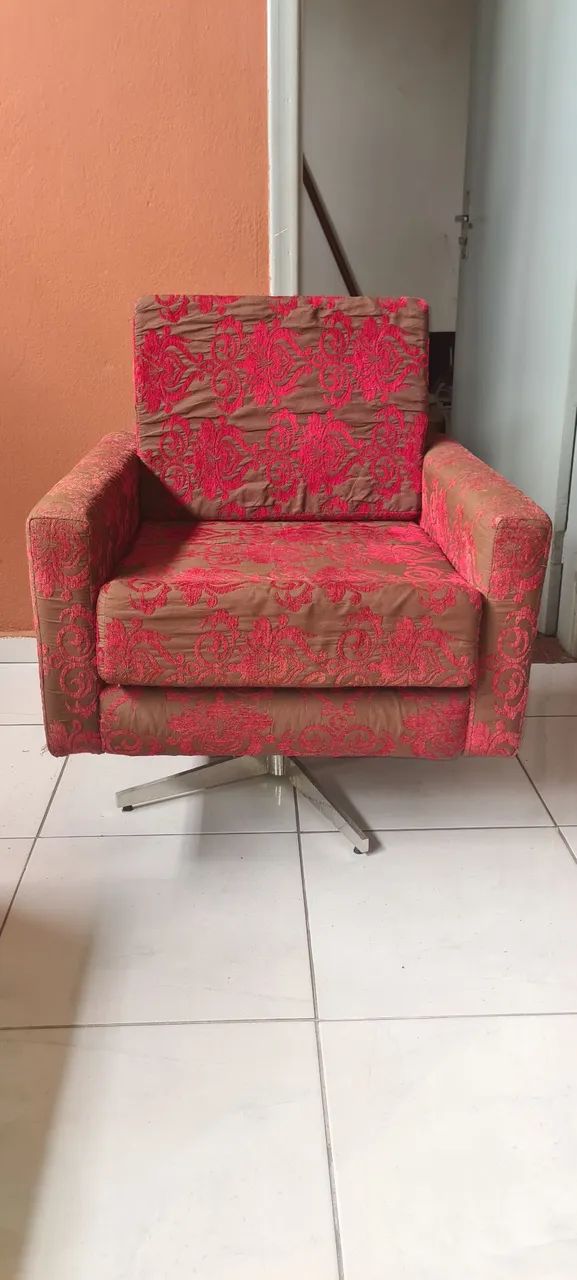 Poltrona giratória com base de alumínio 