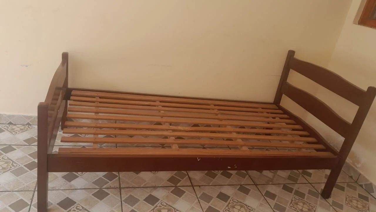 Cama de solteiro, sem colchão.