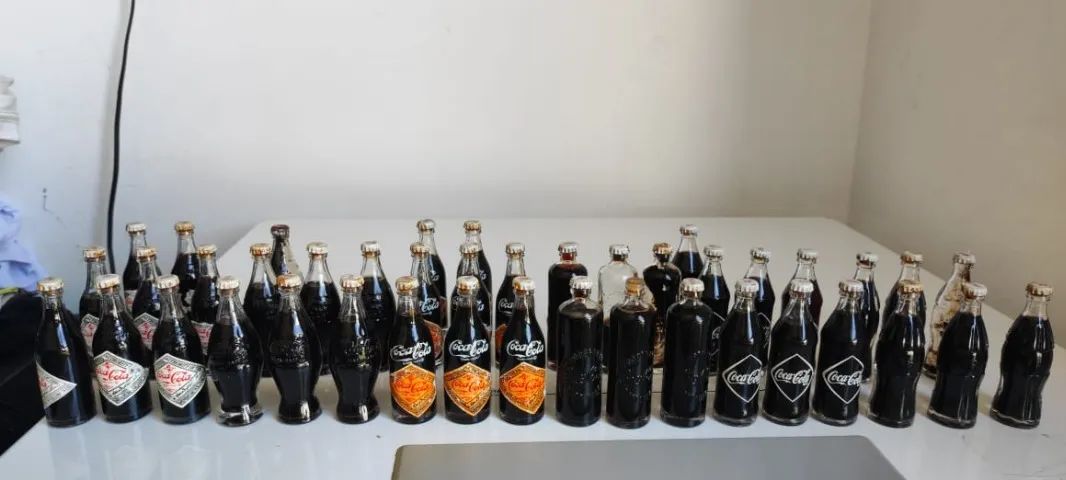 GARRAFINHAS COM MAIS DE UM SÉCULO DA EVOLUÇÃO VISUAL DA COCA-COLA, (Á unidade) - Foto 4