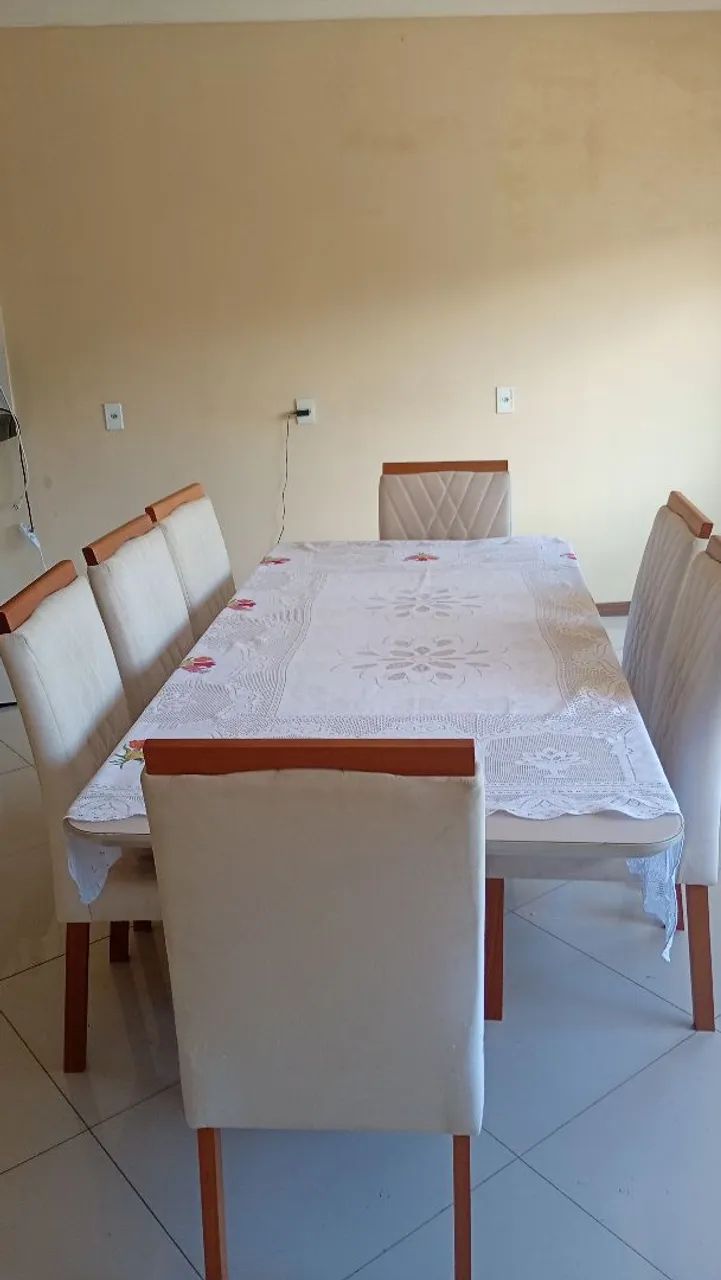 Mesa de jantar com 8 cadeiras.