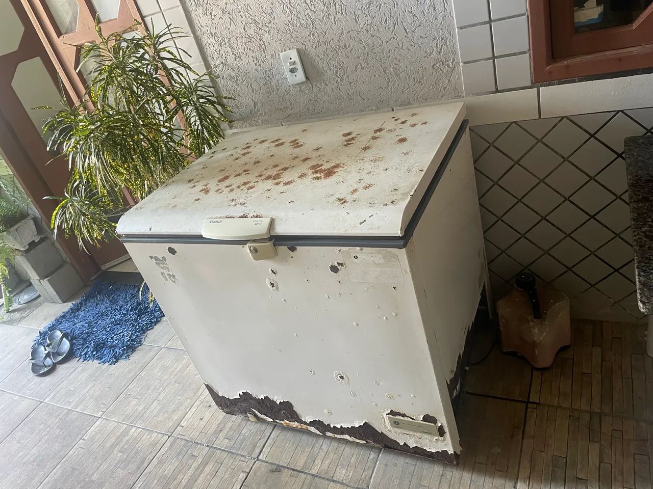 Freezer vertical com tudo funcionando só com marcas de uso