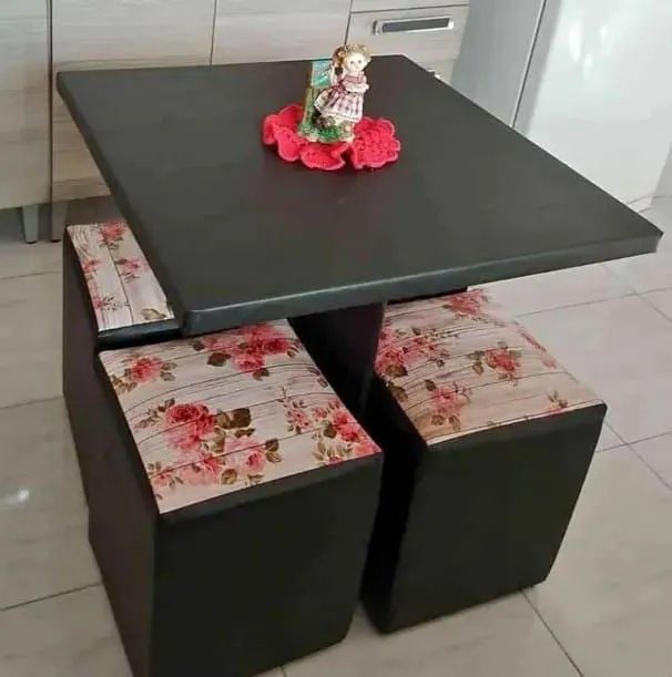Mesa com 4 puffs R$250,00