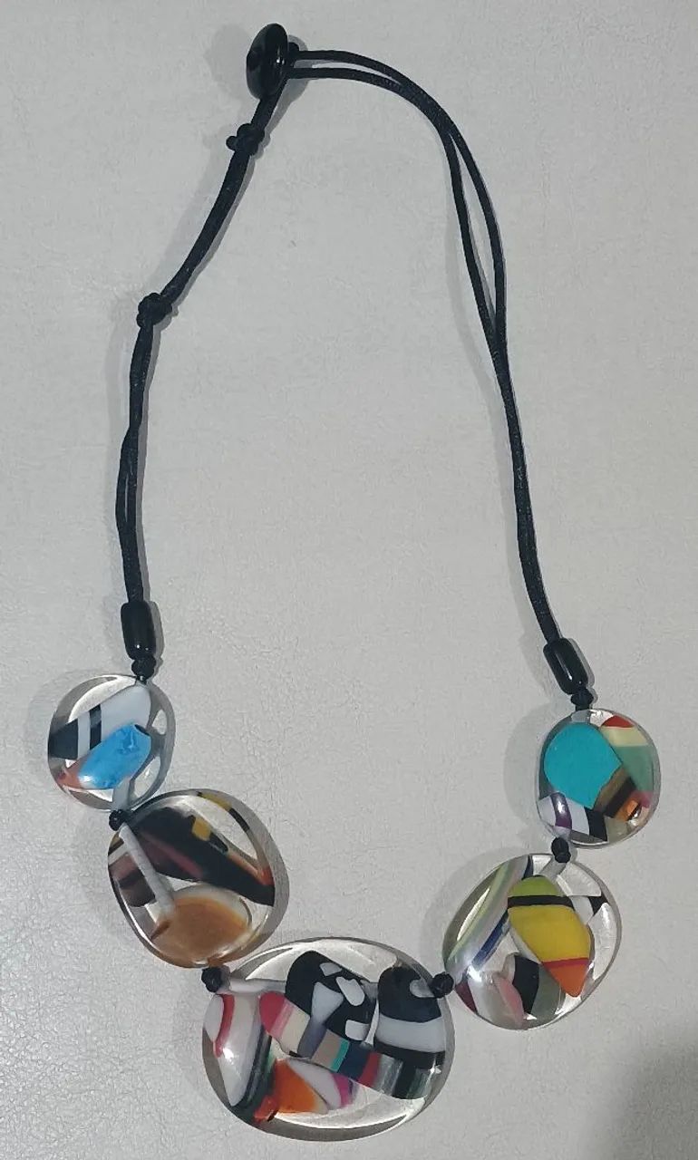  colar em resina transparente com pontos colorido - design moderno -novo  - Foto 3