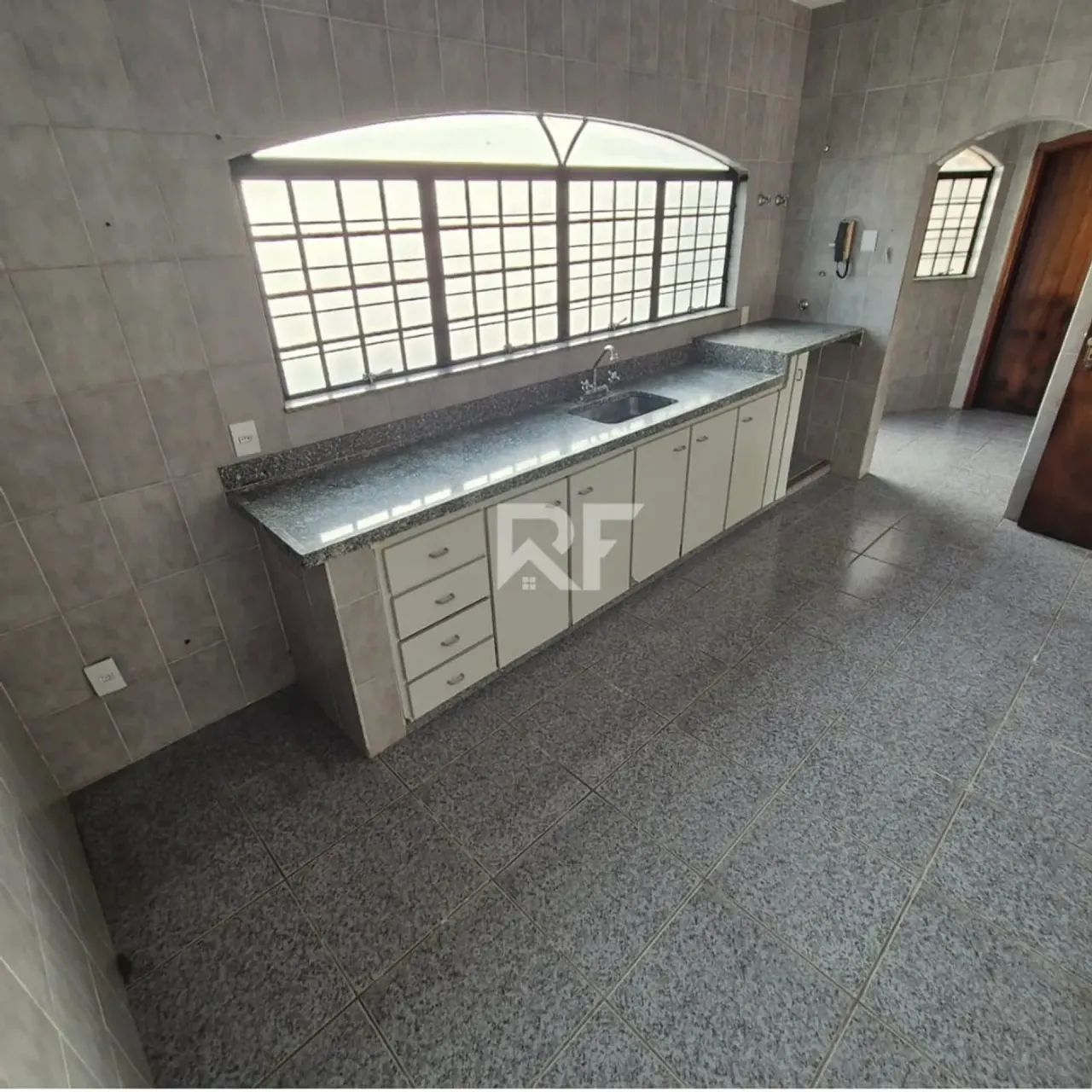 Excelente oportunidade na Vila Nova! Casa ampla, robusta e com 450m² de terreno. - Foto 5