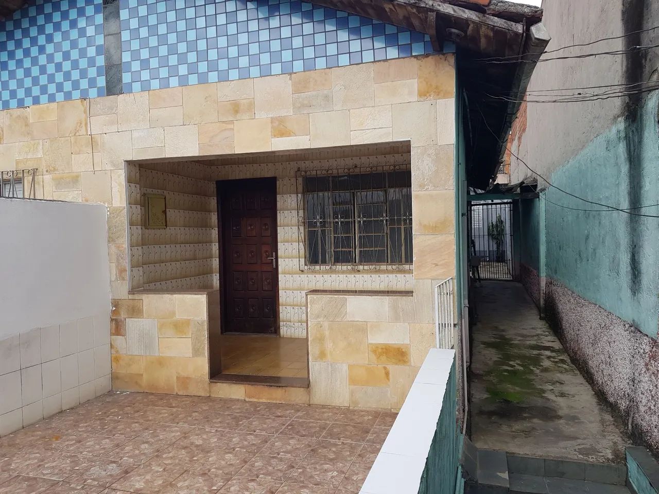 Aluga casa três  cômodos próximo Cidade Dutra