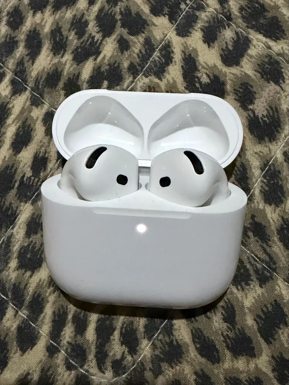 AirPodes 4 