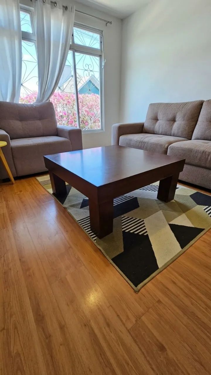 Mesa de centro em madeira maciça com acabamento em mdf