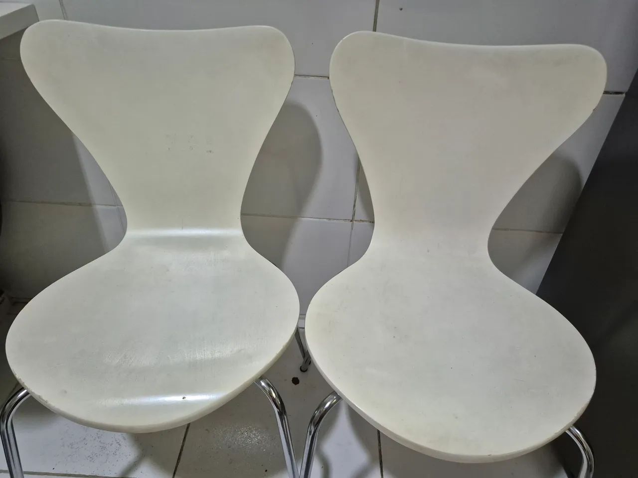 02 Cadeiras TokStok com assento de madeira e base cromada 