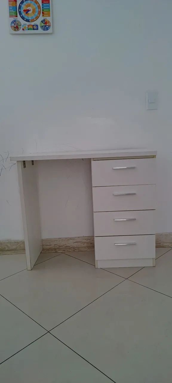 Escrivaninha com gavetas