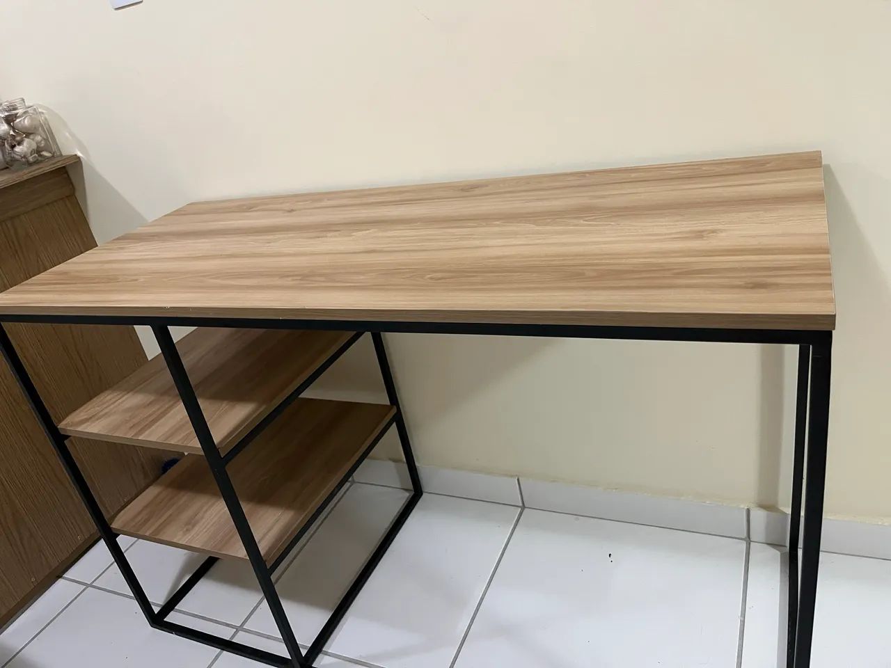 Escrivaninha industrial com prateleiras - Foto 2