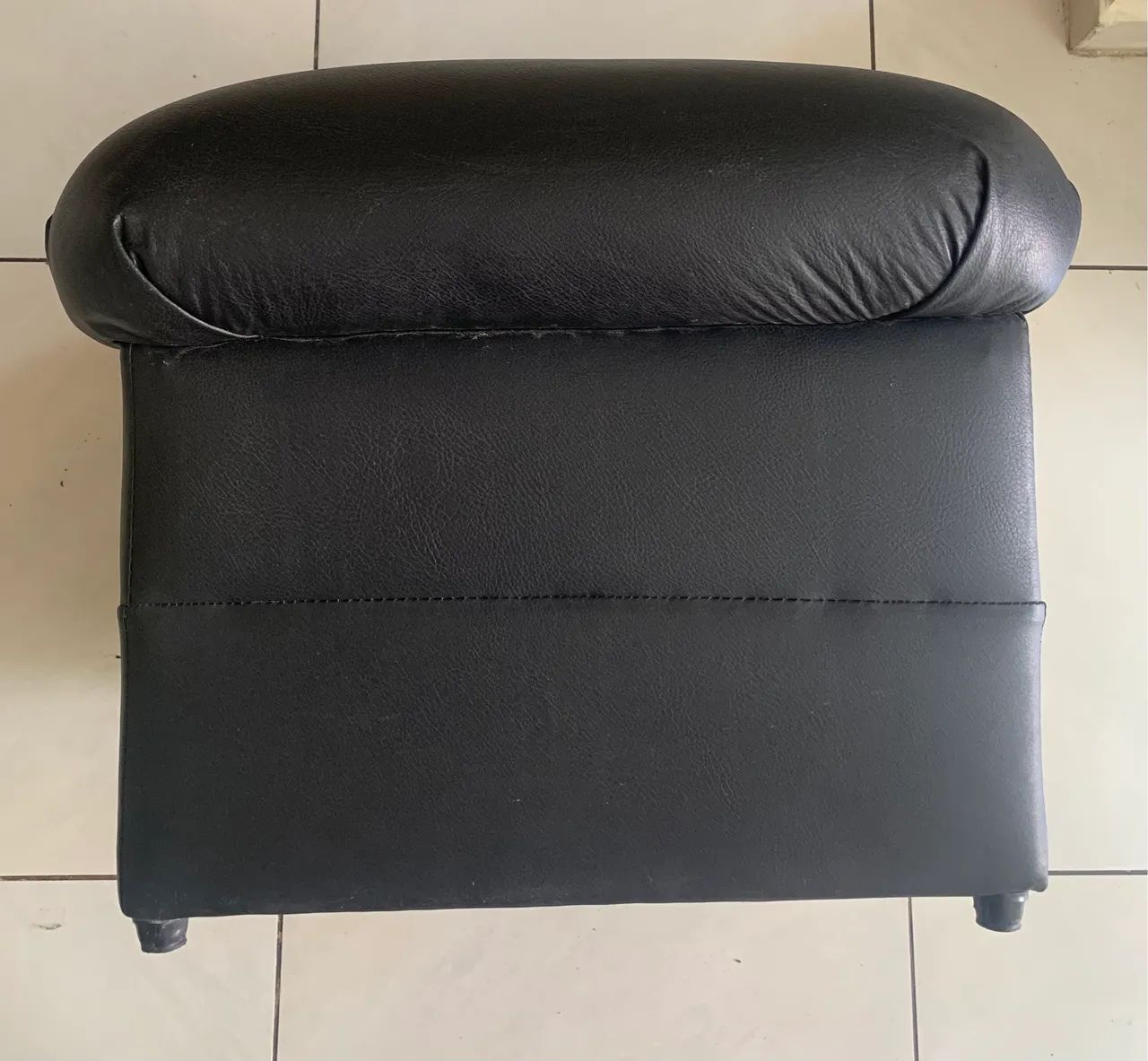 Puff preto em couro legítimo  - Foto 2