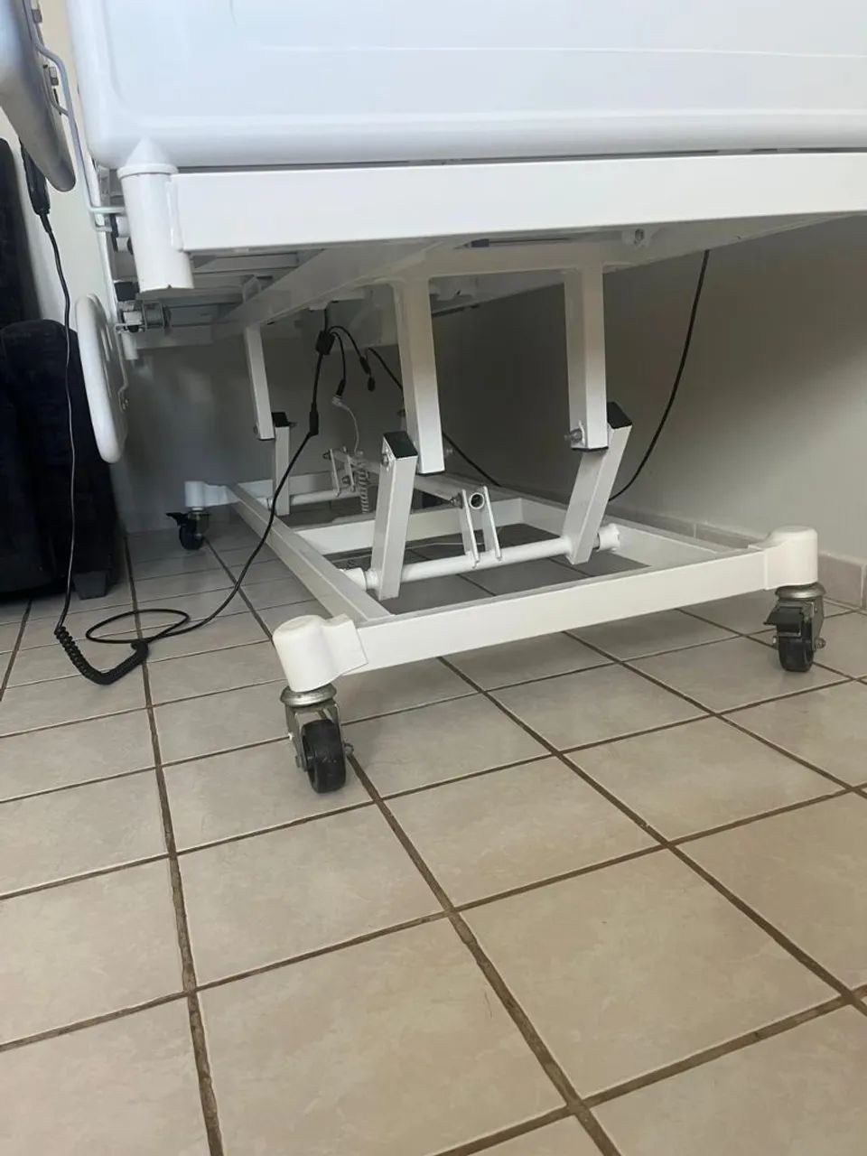 Cama hospitalar motorizada MRC 1033 semi nova com colchão  - Foto 4
