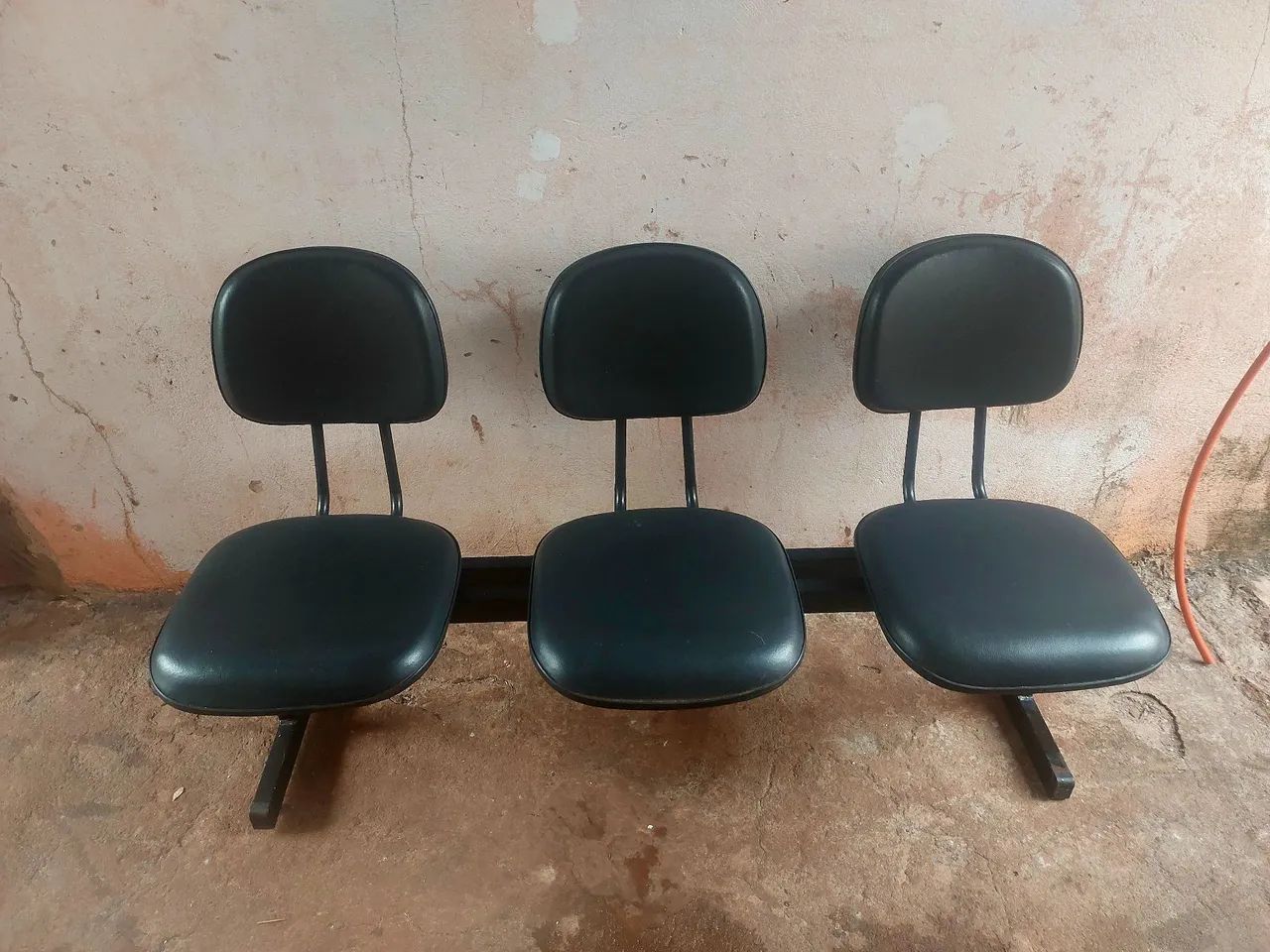 I have 2 office longarinas with three leather chairs
