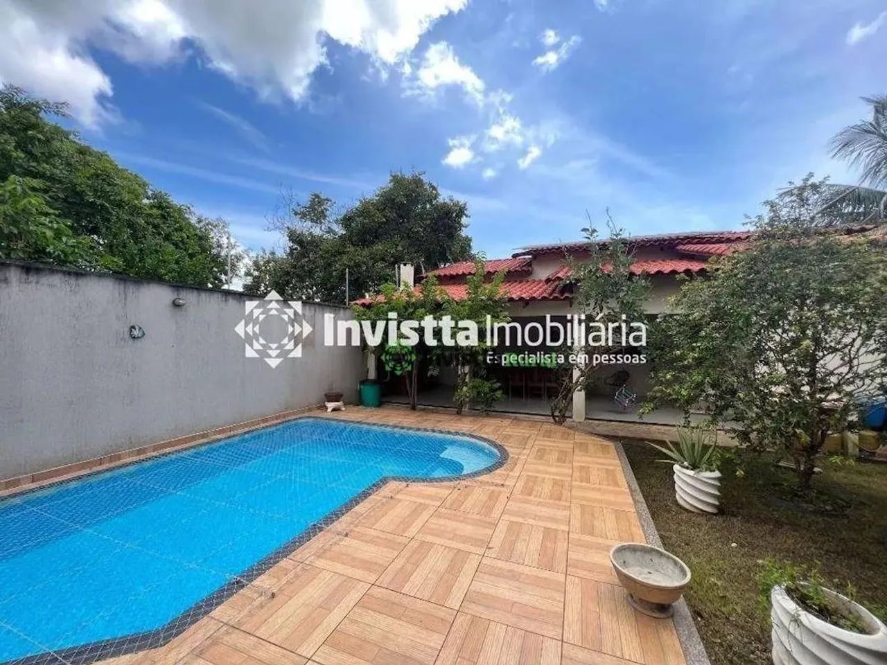 Casa espaçosa com 4 dormitórios, piscina e área gourmet em Luzimangues