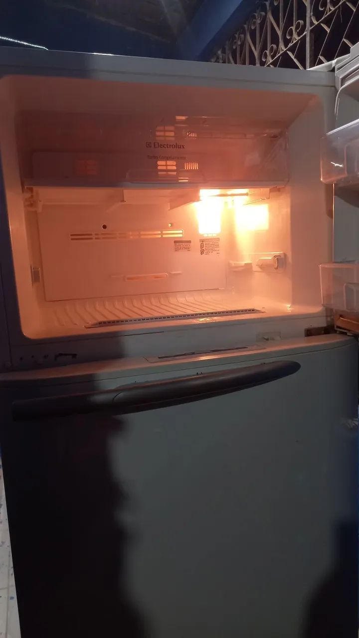 Vende-se geladeira eletrolux gelo seco com avaria. - Foto 2