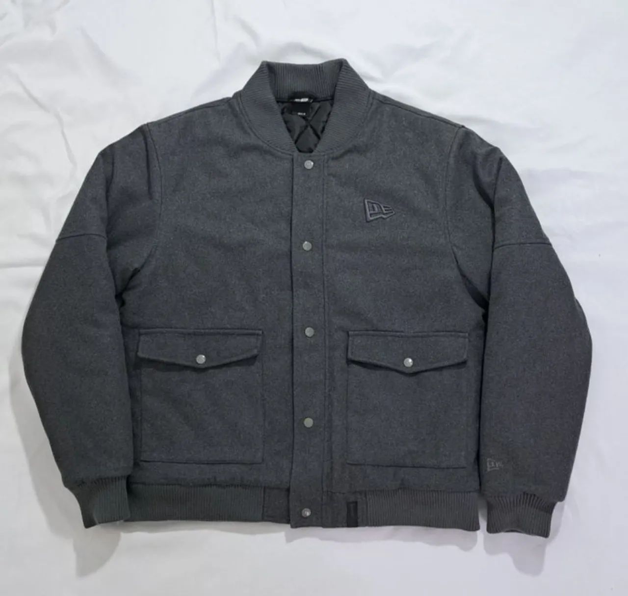 Jaqueta Bomber New Era varsity lã