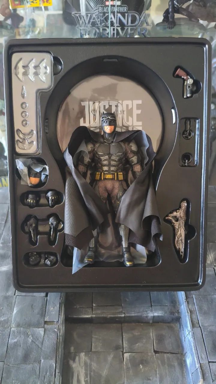 Mezco Batman Tactical Suit Justice League