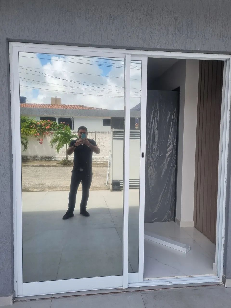 Aplicaçao de películas residencial em portas e janelas  - Foto 2