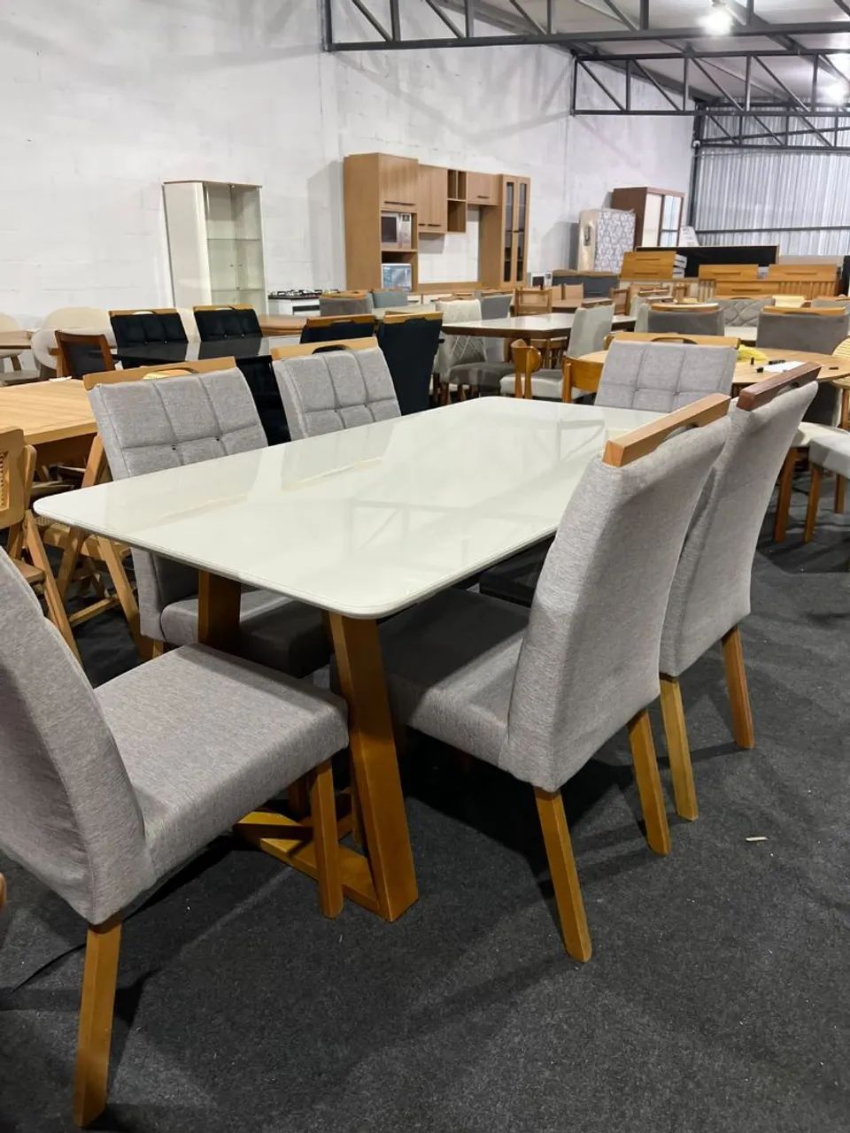 MESA COM 6 CADEIRAS EM MADEIRA 