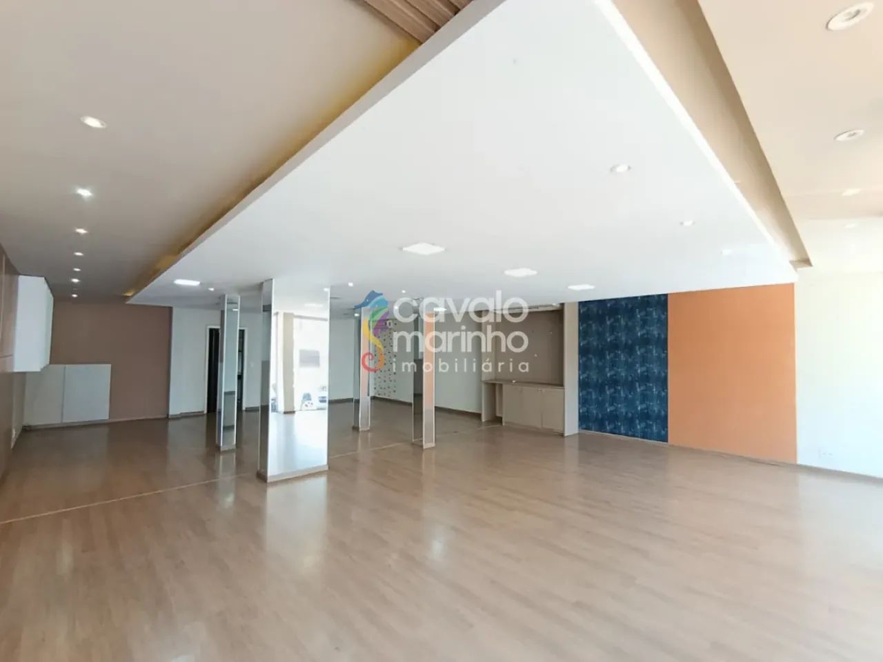 Ponto comercial para alugar com 3 quartos e 3 vagas, 245m² - Centro.
