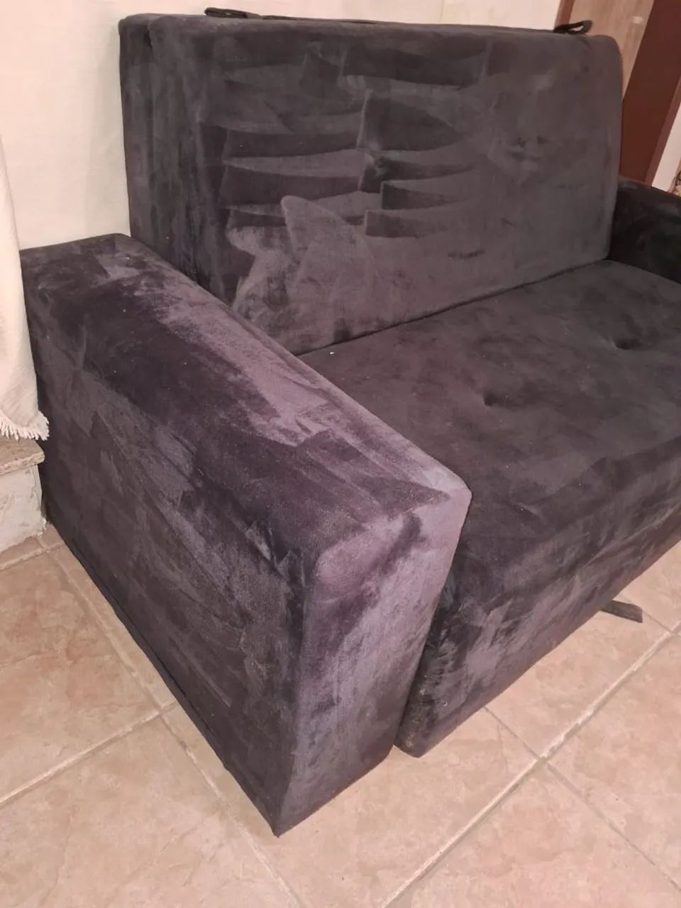 Sofa cama preto 2 lugares de suede - Foto 2