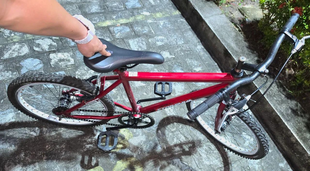 Bicicleta infantil vermelha - Foto 3