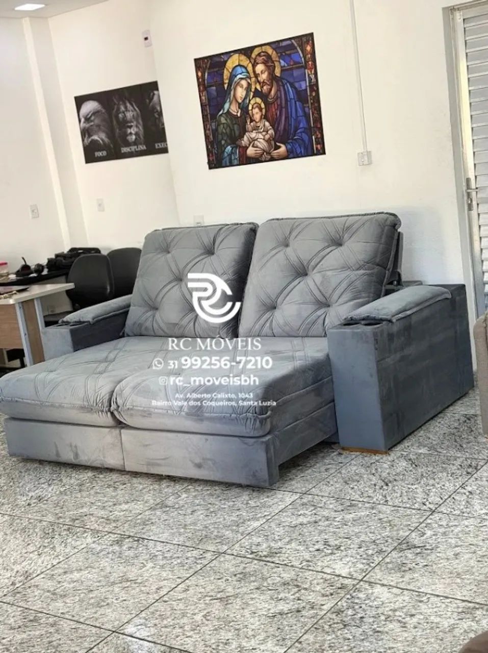 Sofá Retrátil Reclinável Cuiabá com Porta Copos D33 Molas Ensacadas - Foto 2