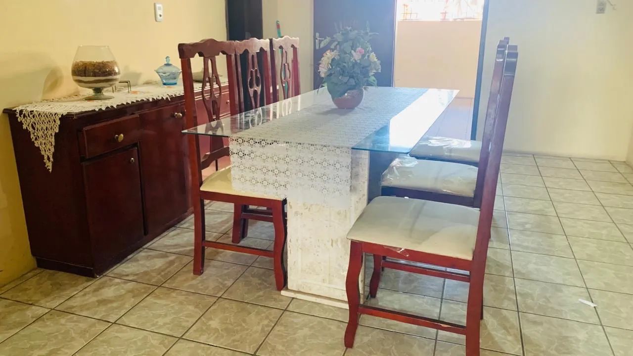 Mesa de jantar e quatro cadeiras 