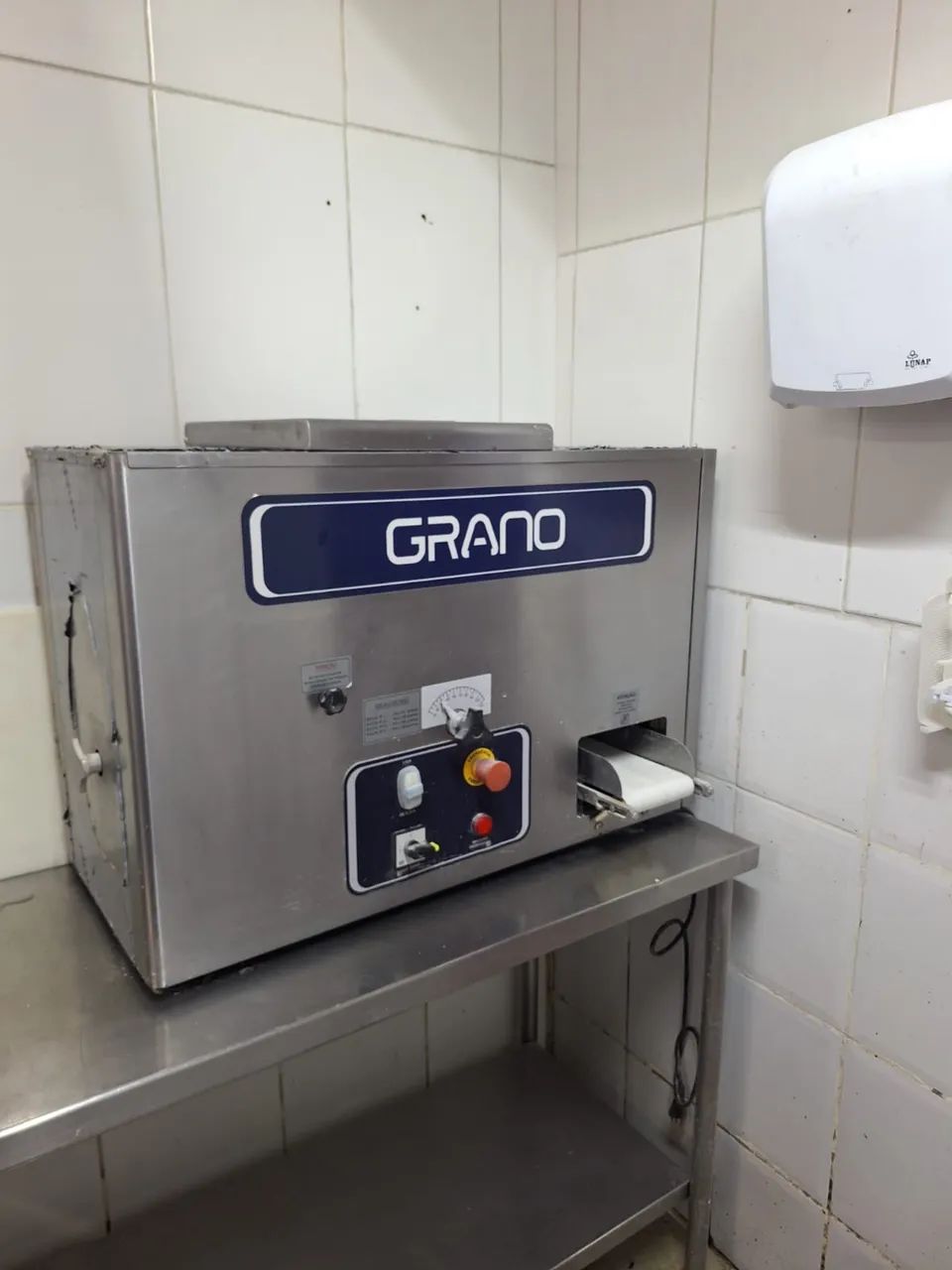 Vendo divisora automática de massa/pizza da Granomac com capacidade de até 30kg. - Foto 3