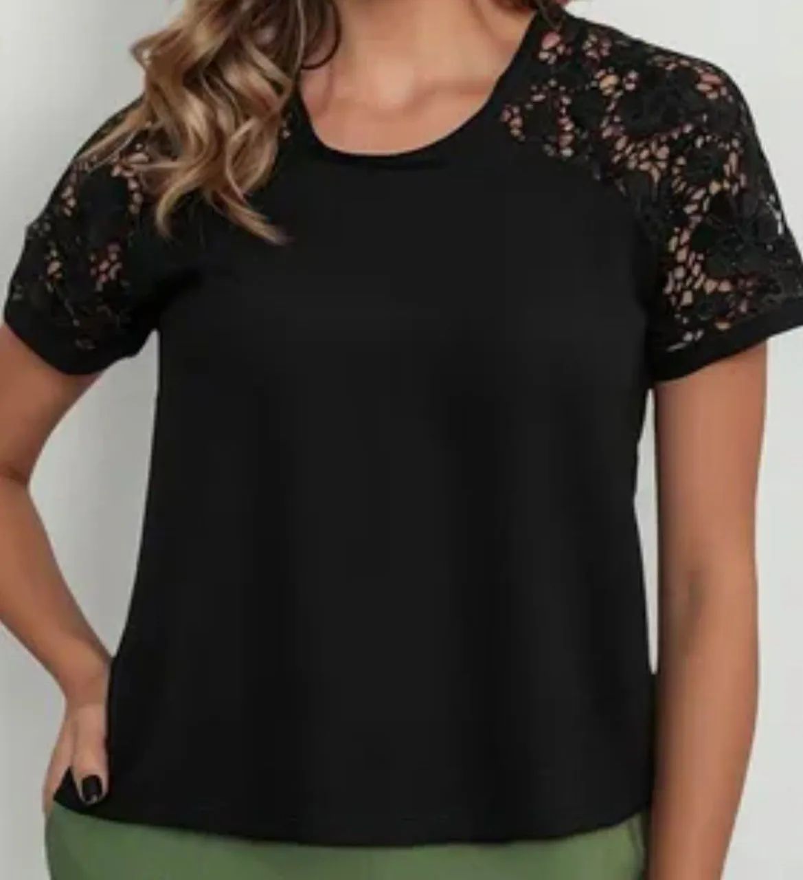 Blusa de Manga Curta Detalhe em Renda GG