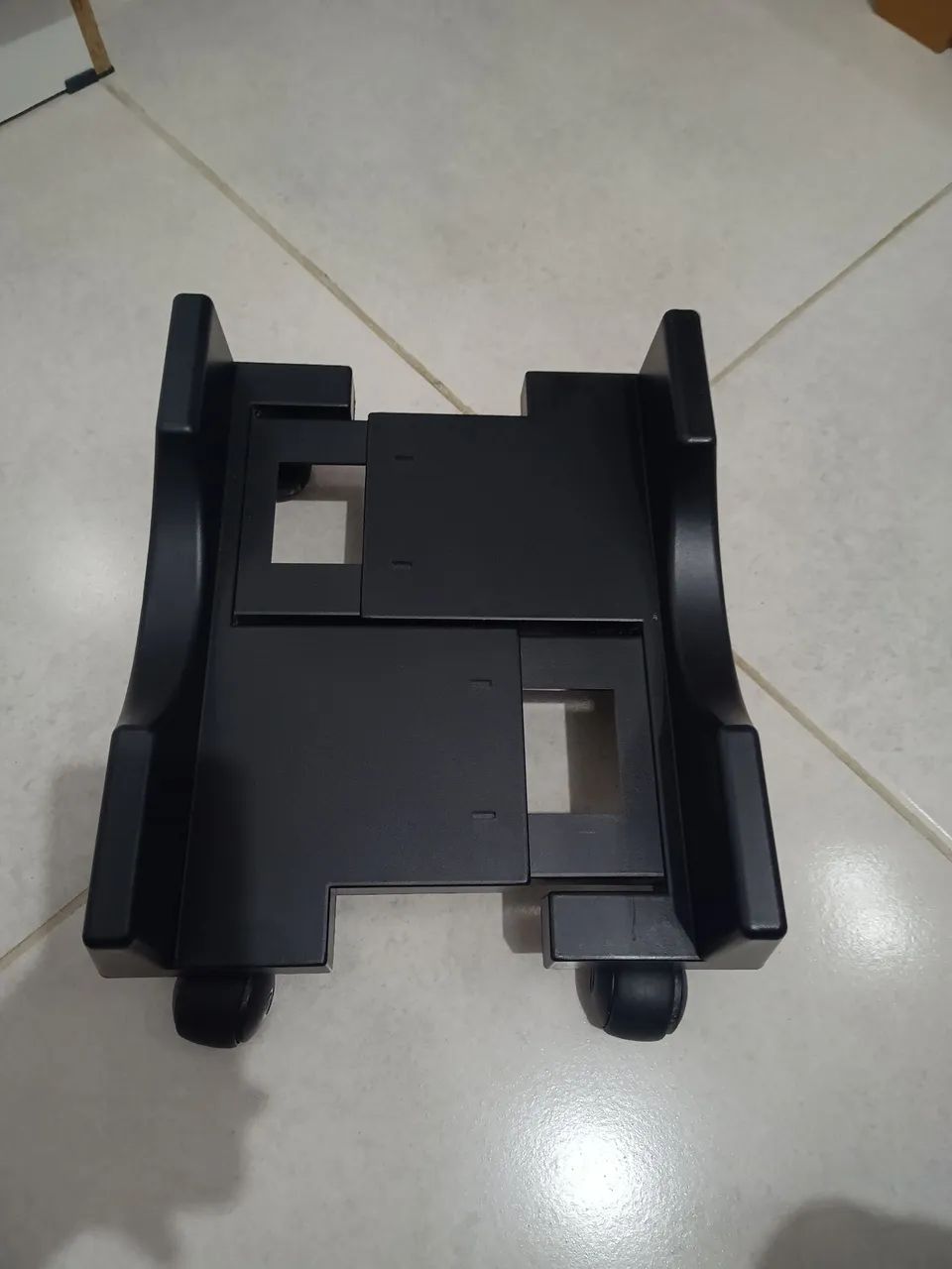 Suporte para gabinete com regulagem de largura e com rodinhas