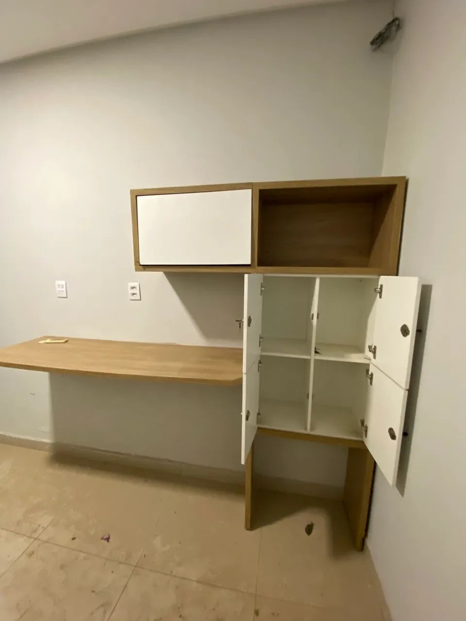 Armário  suspenso e mesa de apoio - Foto 2