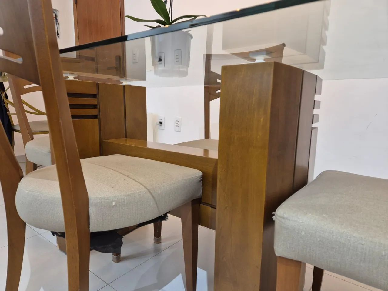 Mesa de jantar com tampo de vidro com 4 cadeiras. - Foto 2