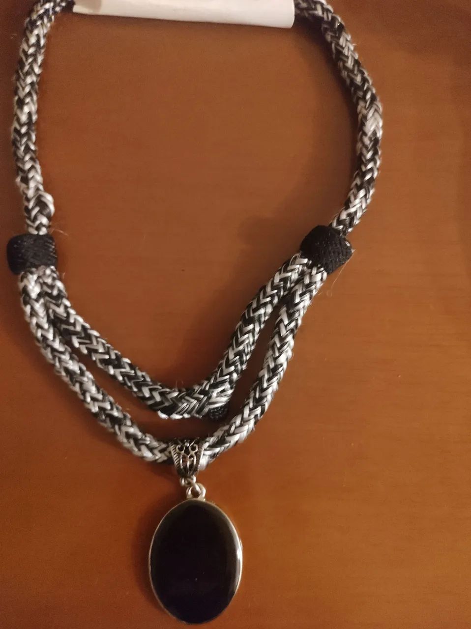 Colar artesanal Mesclado Preto e Branco com Pedra  - Foto 2