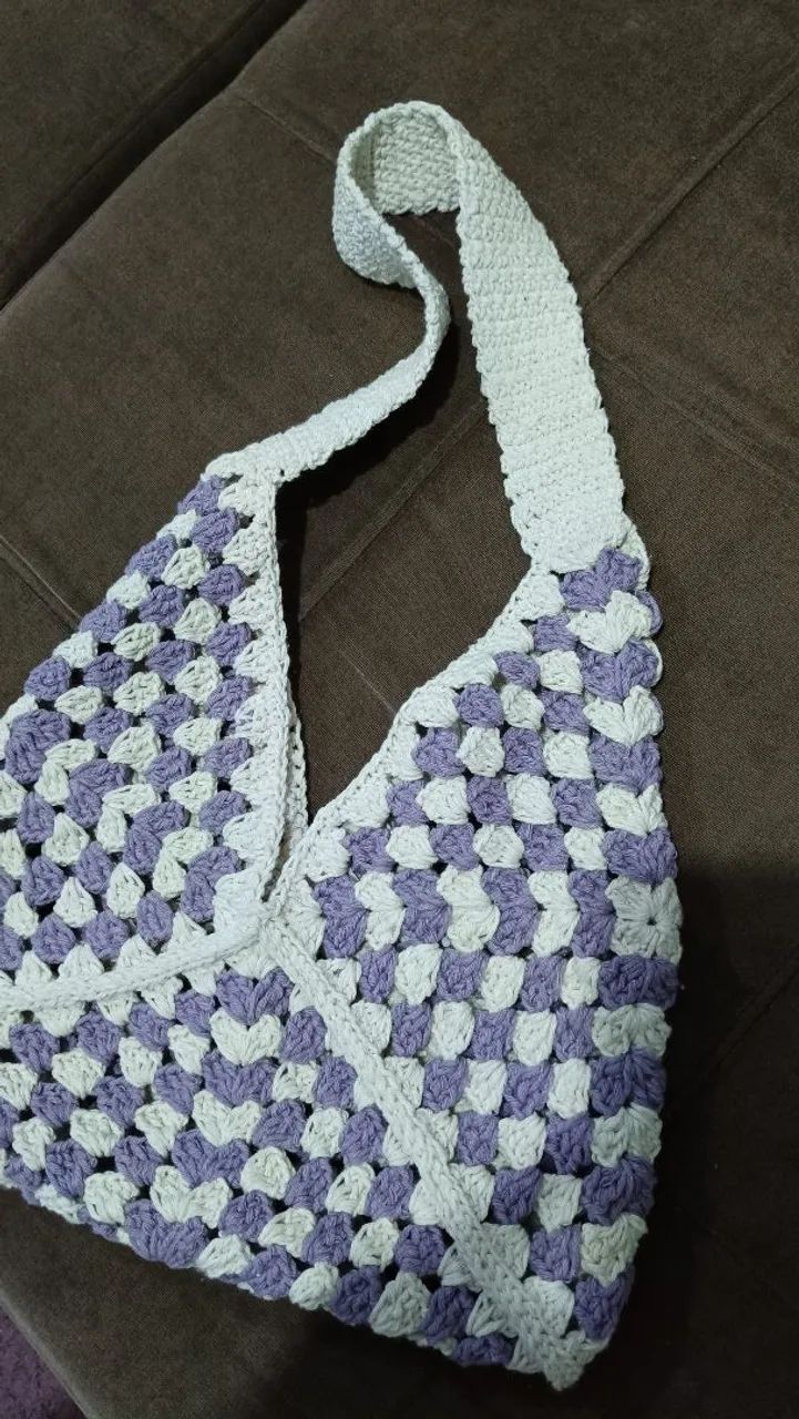 Bolsa de crochê em barbante roxa e branca - Foto 2