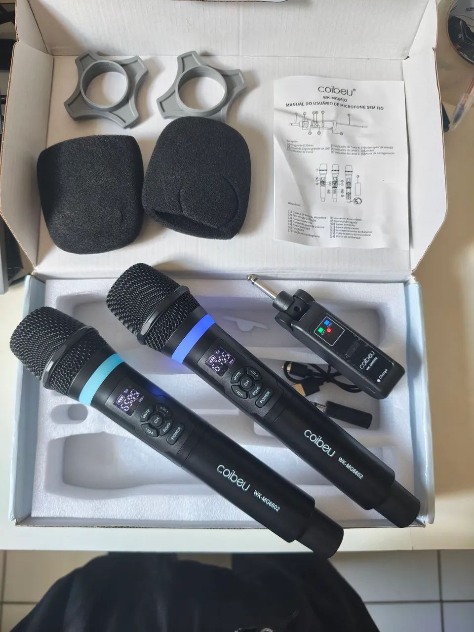 Microfone Duplo Sem Fio, Recarregável Coibeu. Funciona com Bateria e tem efeitos. - Foto 3