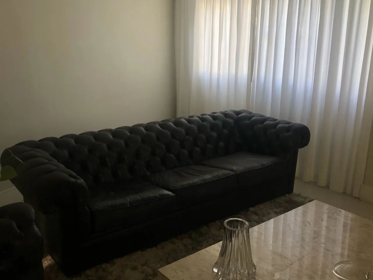 Sofá Chesterfield 3 Lugares - Couro Preto - Estilo Clássico - Foto 2