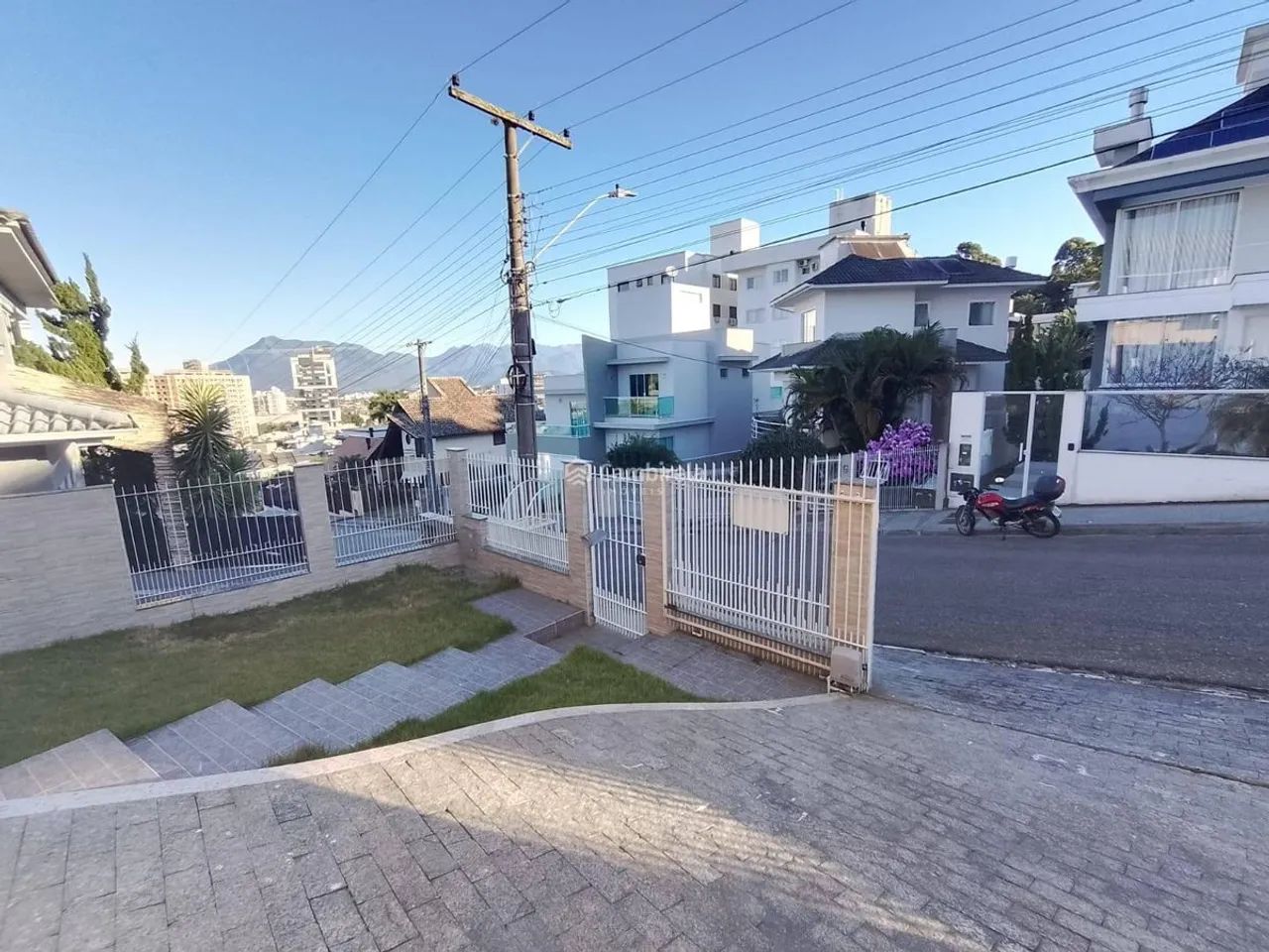 Excelente casa com piscina, dois andares na Pedra Branca - Foto 3