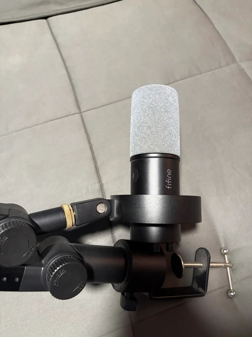 Microfone Fifine K688 com Braço Articulado 