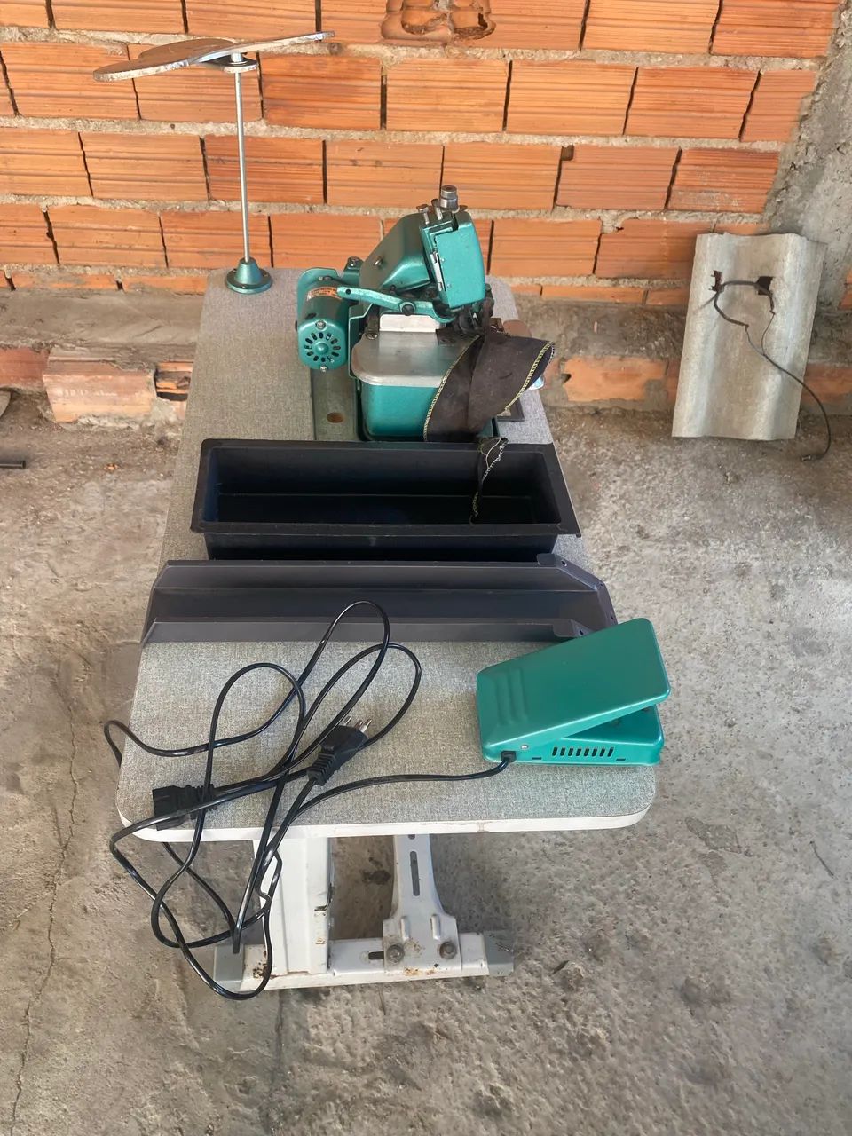 Máquina Overlock Semi Industrial  Gn-1 Com Mesa - - Foto 4