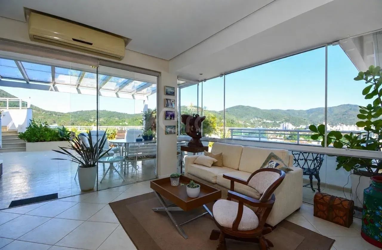 Imóvel para venda possui 253 metros quadrados com 3 quartos em Itacorubi - Florianópolis -