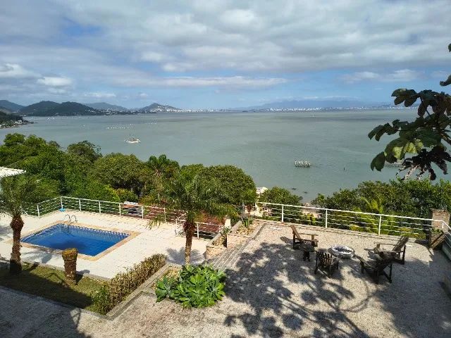 Linda casa com 4 suítes, piscina e vista espetacular em Sambaqui - Foto 2
